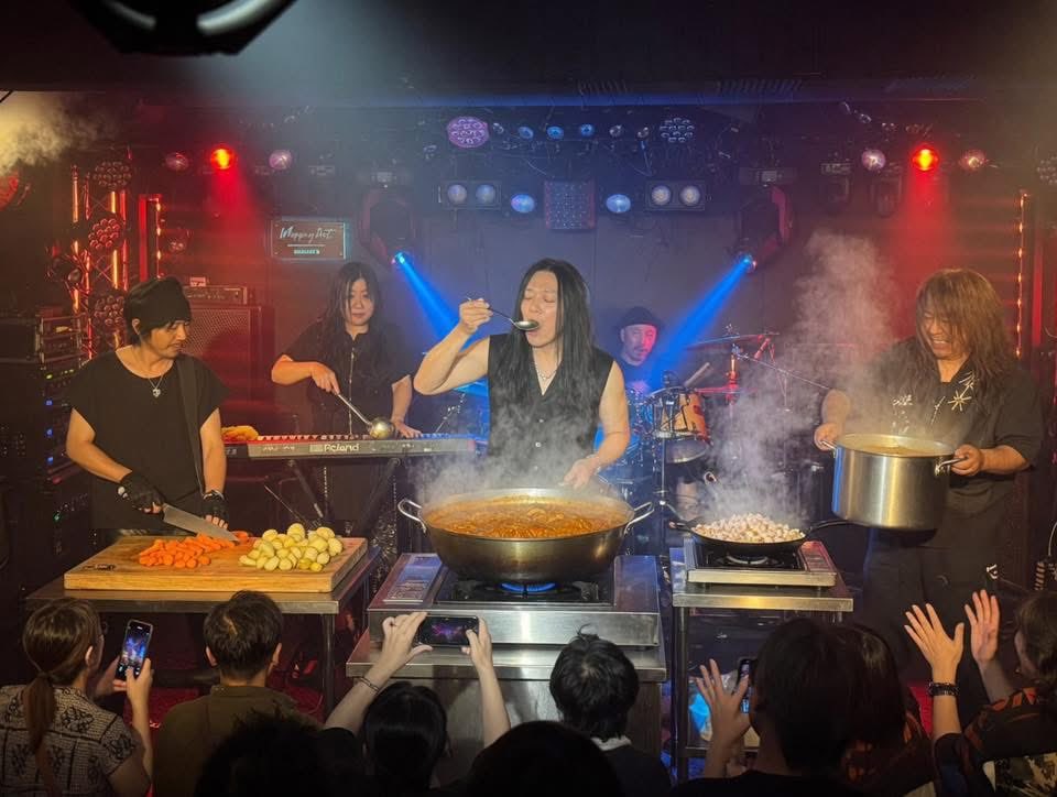 mocca_tmp's tweet photo. RoyalLine
8/22 Whipping Post13周年イベントLIVEに向けてスタジオでした♪

オーナーDanさんから今年こステージ中にカレー作るよう言われているので、マイスプーンご持参で応援に来てください🤭🥄w https://t.co/sgOSdQwpFM