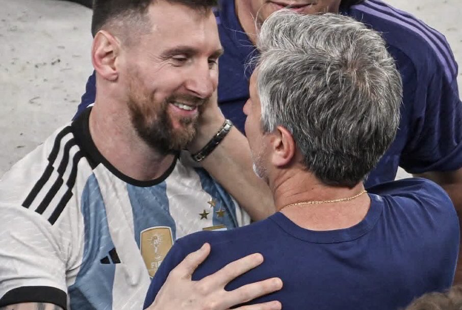 GonzalezJuli78's tweet photo. Abrazo enorme y mucha fuerza para Lionel, su familia y sus seres queridos en este difícil momento

Gracias Jorge por enseñarle a amar los colores rojinegros, por acompañarlo desde sus primeros pasos en Malvinas y luchar para que logre sus sueños. Que son los de un país. https://t.co/5lD7WoFdLX