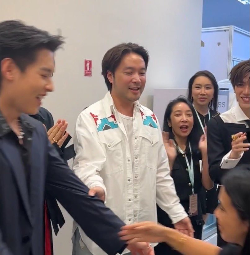kimchalyn's tweet photo. ตอนกิ้นมองพี พีก้มหน้า ตอนพีมองกิ้น กิ้นก้มหน้า โอ้ย แอบมองกันไปมาอยุ่ทำไม ไม่เข้าไปจุ้บล่ะ https://t.co/u71xrojZAb