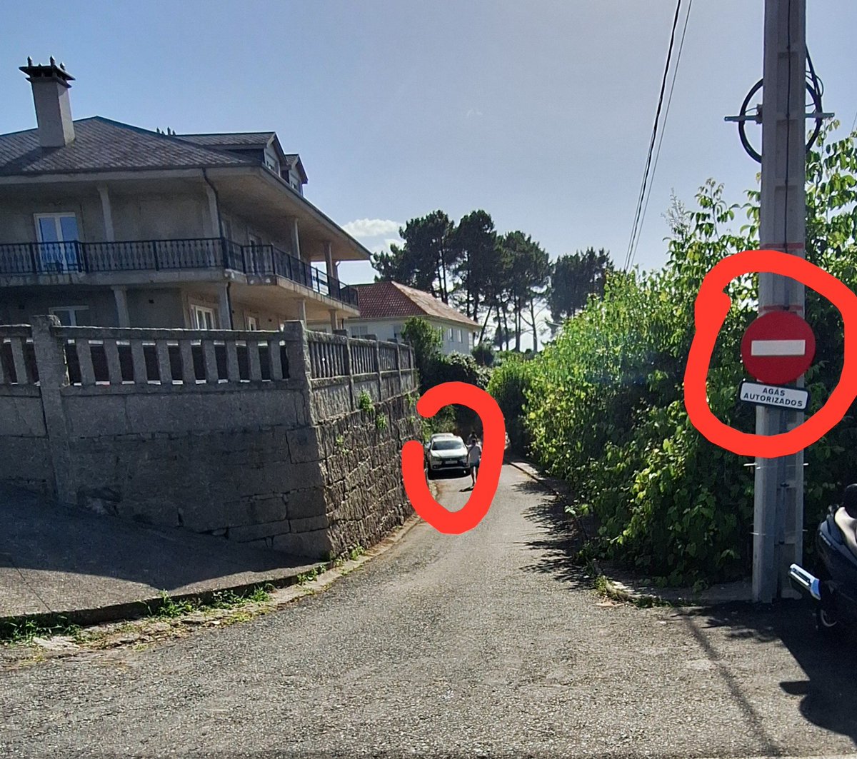 andresperbes's tweet photo. @ConcelloMino @Mvfaraldo hoxe na praia de Perbes, coches aparcados nunha das salidas de evacuación da praia de Perbes e unha cadea amarrada as señales de tráfico bloqueando o arcen para, entendo, reservar o aparcadoiro.Ten que vir unha ambulancia e non pode meterse nin arrimarse. https://t.co/iCnHaYGtAt