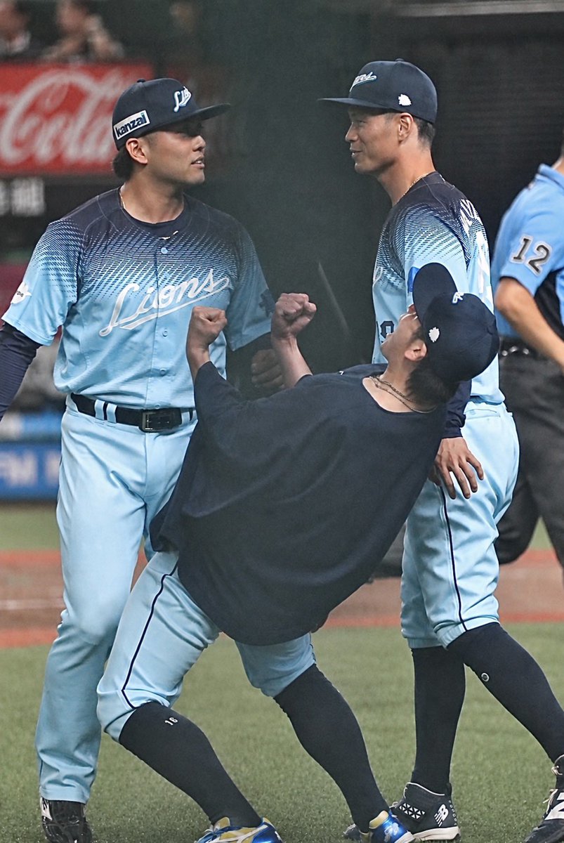 mxglo6's tweet photo. 誰よりも逆転勝利を喜んでる男wwwww

 #seibulions  #埼玉西武ライオンズ 
 #隅田知一郎 https://t.co/dTflpswzFn