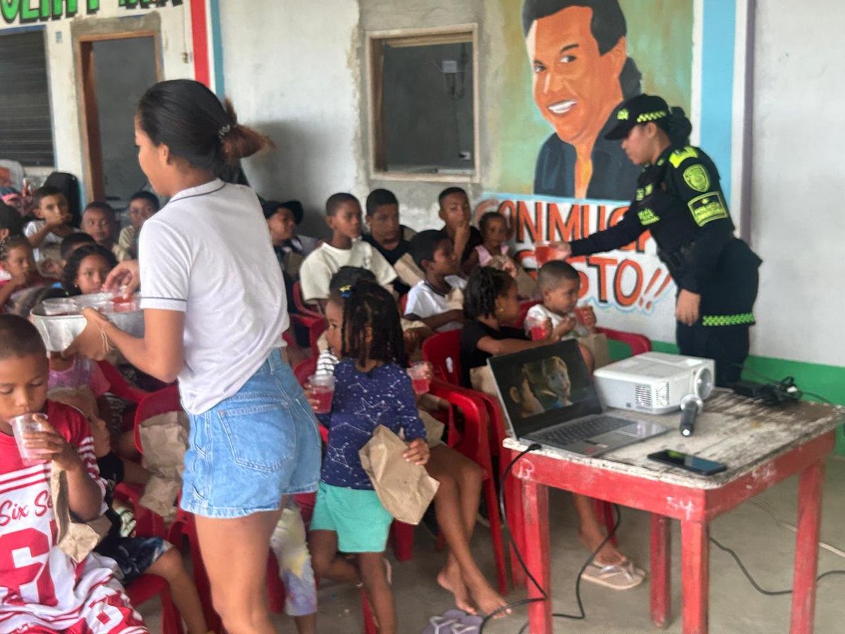 PoliciaDECOR's tweet photo. #Moñitos- a través del Grupo de Policía Comisaria con apoyo @ProteccionPonal al Turismo y en coordinación de la Asociación de recicladores Eco-Moñitos, se realizo actividad de taller educativo y cine al parque orientadas a fortalecer la convivencia Ciudadana, donde se enseña a los Niños Niñas y Adolescentes 👦🏻👧 la importancia de reciclar ♻️ y proteger el medio ambiente, se proyecta película con valores y amor a los ecosistemas.