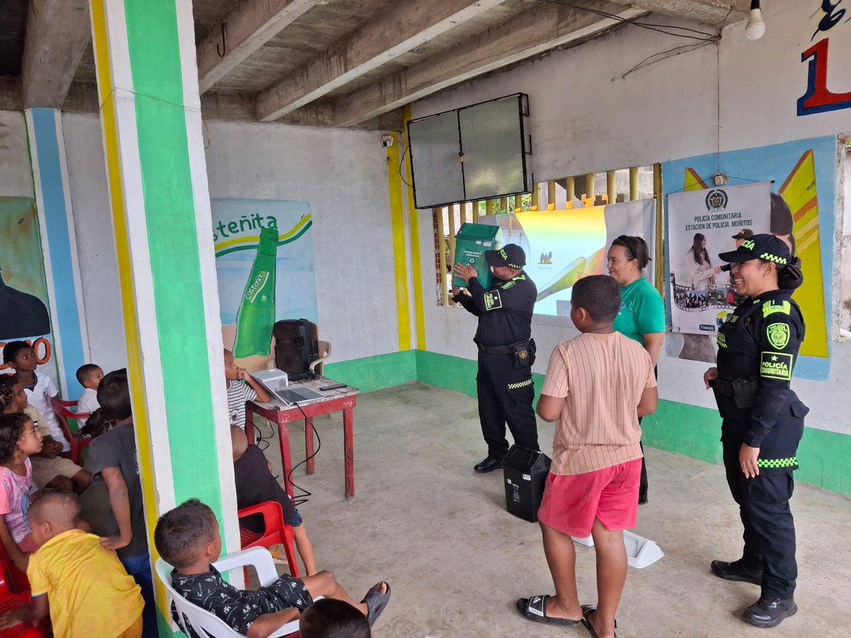 PoliciaDECOR's tweet photo. #Moñitos- a través del Grupo de Policía Comisaria con apoyo @ProteccionPonal al Turismo y en coordinación de la Asociación de recicladores Eco-Moñitos, se realizo actividad de taller educativo y cine al parque orientadas a fortalecer la convivencia Ciudadana, donde se enseña a los Niños Niñas y Adolescentes 👦🏻👧 la importancia de reciclar ♻️ y proteger el medio ambiente, se proyecta película con valores y amor a los ecosistemas.