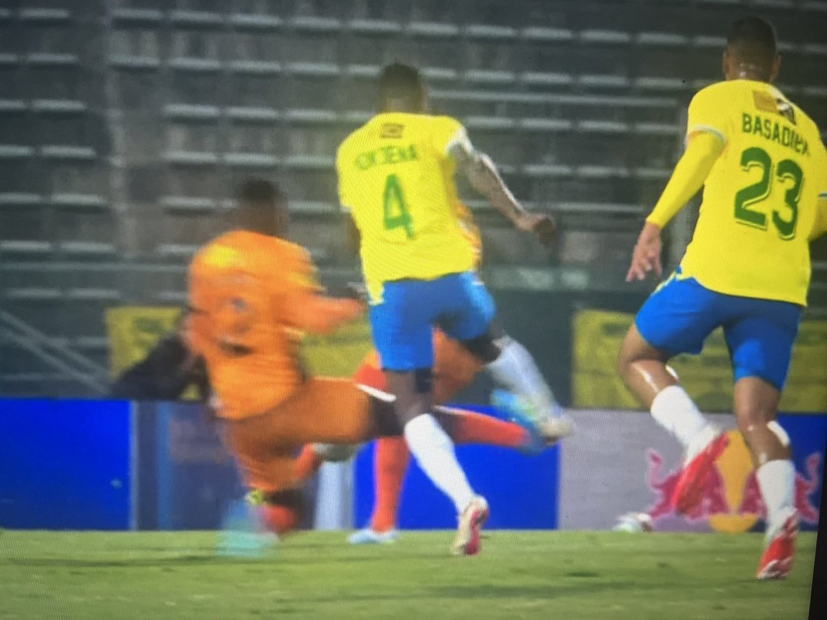 YellowArmy_7's tweet photo. No card and penalty because it’s not Orlando Pirates https://t.co/y6mdSb1wTx