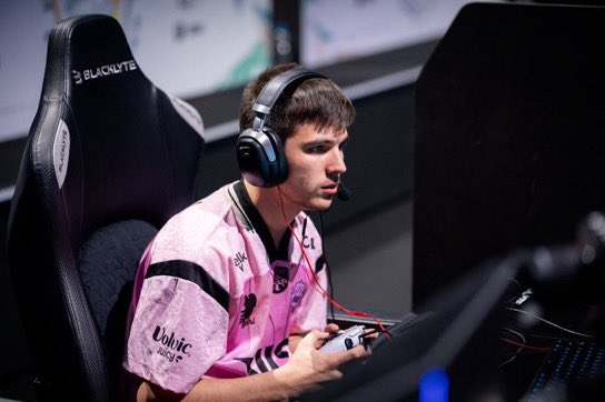EyesFrozen99's tweet photo. 🚨 C'EST LE DERNIER TRAIN POUR LE R3 ! ⚡

Top 300 obligatoire ce soir pour choper la finale de demain !
En piste dès 19h sur la chaine de Nikof : 
🇫🇷 @FtnKurama  x Werex 🇫🇷
🇱🇻 @Merstach  x TaySon 🇸🇮 

Faut rejoindre Marius, Akiira et Vanyak !! 💥
Tout arracher 💜 #M8WIN https://t.co/AO5vtwBTM3