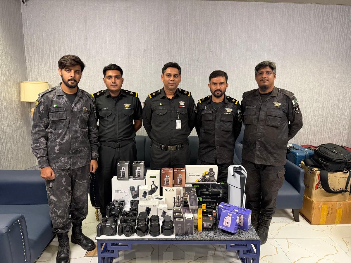 Pak_Customs's tweet photo. Pakistan Customs officials at International Arrivals, Jinnah International Airport Karachi intercepted a passenger arriving from Dubai on flight FZ-335 after his luggage and shoulder bag were flagged for scanning, recovering undeclared electronics worth Rs. 5.5 million. (1/4) https://t.co/W661hLEwS0