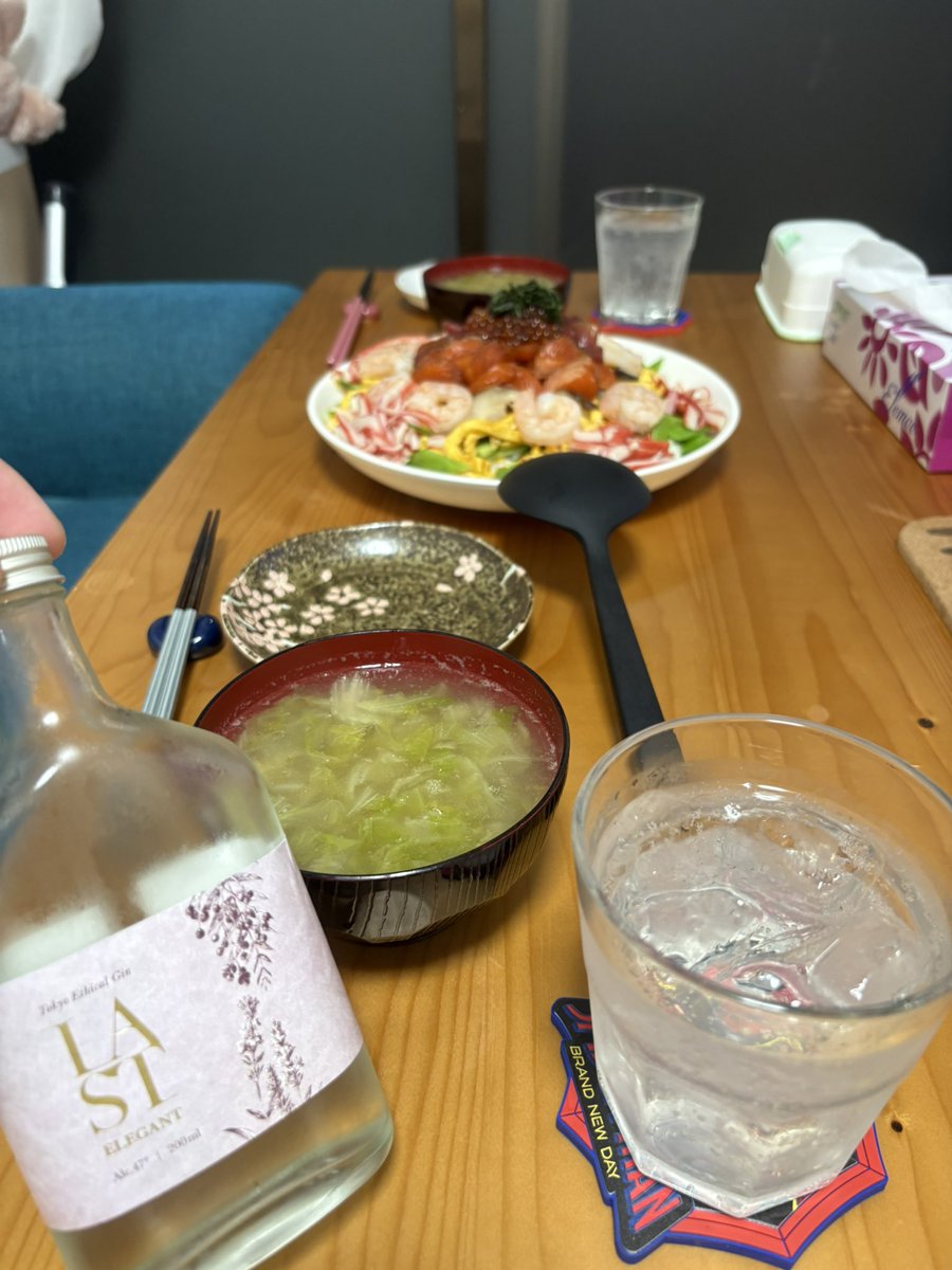 tai0919crow's tweet photo. これは今日作った
ちらし寿司！
お汁はエビを下茹したお湯をそのまま転用して
美味しい1品へ！
お魚は漬けに！ https://t.co/lyUnlqBHAu