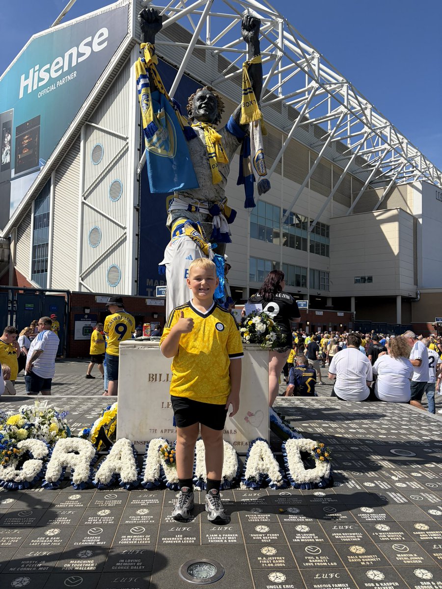 DStoakes's tweet photo. All Leeds aren’t 🤍💙💛 https://t.co/1hBDYlTXoJ