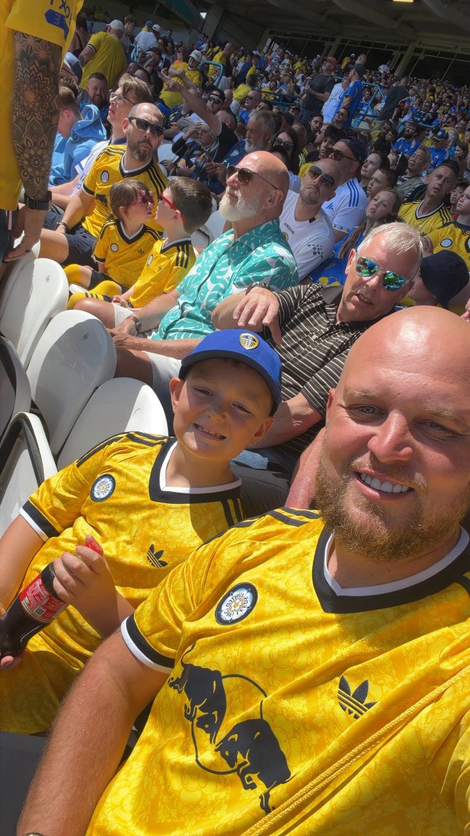 DStoakes's tweet photo. All Leeds aren’t 🤍💙💛 https://t.co/1hBDYlTXoJ