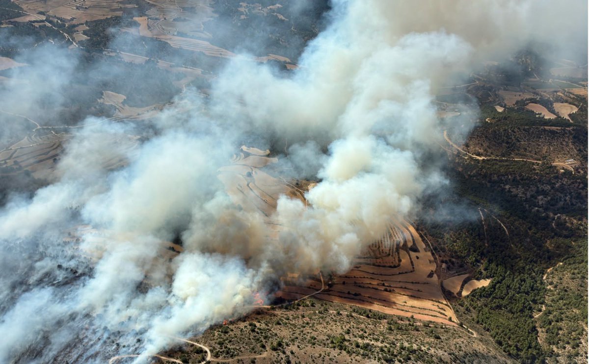 objetivosierra's tweet photo. 🔥 INFOCAM se suma a las labores de extinción del #IFMoratalla.

Castilla-La Mancha moviliza:

🚁 3 medios aéreos
🚒 4 medios terrestres
👥 22 efectivos
Trabajan junto al dispositivo de la Región de Murcia. Pendientes de su evolución por la cercanía con la Sierra del Segura. https://t.co/K5qu0TZ6rK