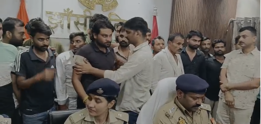bstvlive's tweet photo. झांसी

➡साइबर ठगी के बड़े नेटवर्क का खुलासा 
➡साइबर अपराध में शामिल 23 आरोपी अरेस्ट
➡कटेरा क्षेत्र के 3 गांवों में पुलिस ने दबिश दी
➡आरोपियों से 120 मोबाइल,35 डेबिट कार्ड मिले
➡29 बैंक पासबुक, 20 आधार कार्ड,13 बैंक कार्ड बरामद 
➡284 ग्राम पीली धातु,1,408 ग्राम सफेद धातु मिली
➡खुद को पुलिस अधिकारी बताकर लोगों को डराते थे

#Jhansi #CyberCrime @jhansipolice @Uppolice @Jhansi_DM