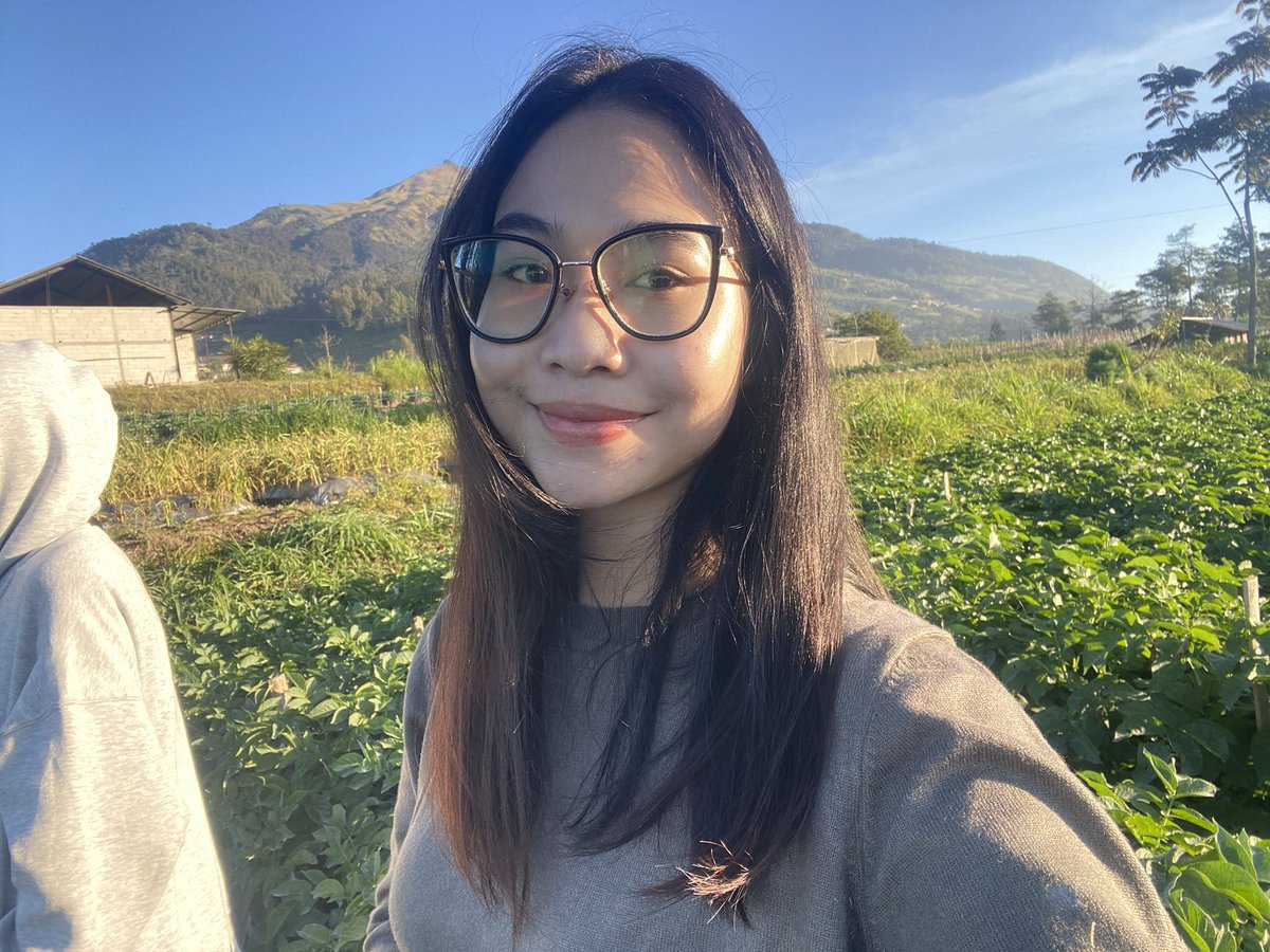 urbaelist's tweet photo. kkn ini makin sering bareface dan jarang makeup https://t.co/5rRBGx2ZjM