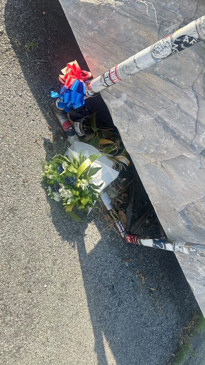 RB1987Oficial's tweet photo. En solidariedade co afeccionado do @GenoaCFC, Claudio Spagnolo, mostramos o noso respecto no día da súa homenaxe.

Porque hai nomes e historias que permanecen para sempre na memoria dunha bancada. Hoxe, dende Genova, sumámonos á lembranza de Claudio. https://t.co/ZGMgRuFYFQ