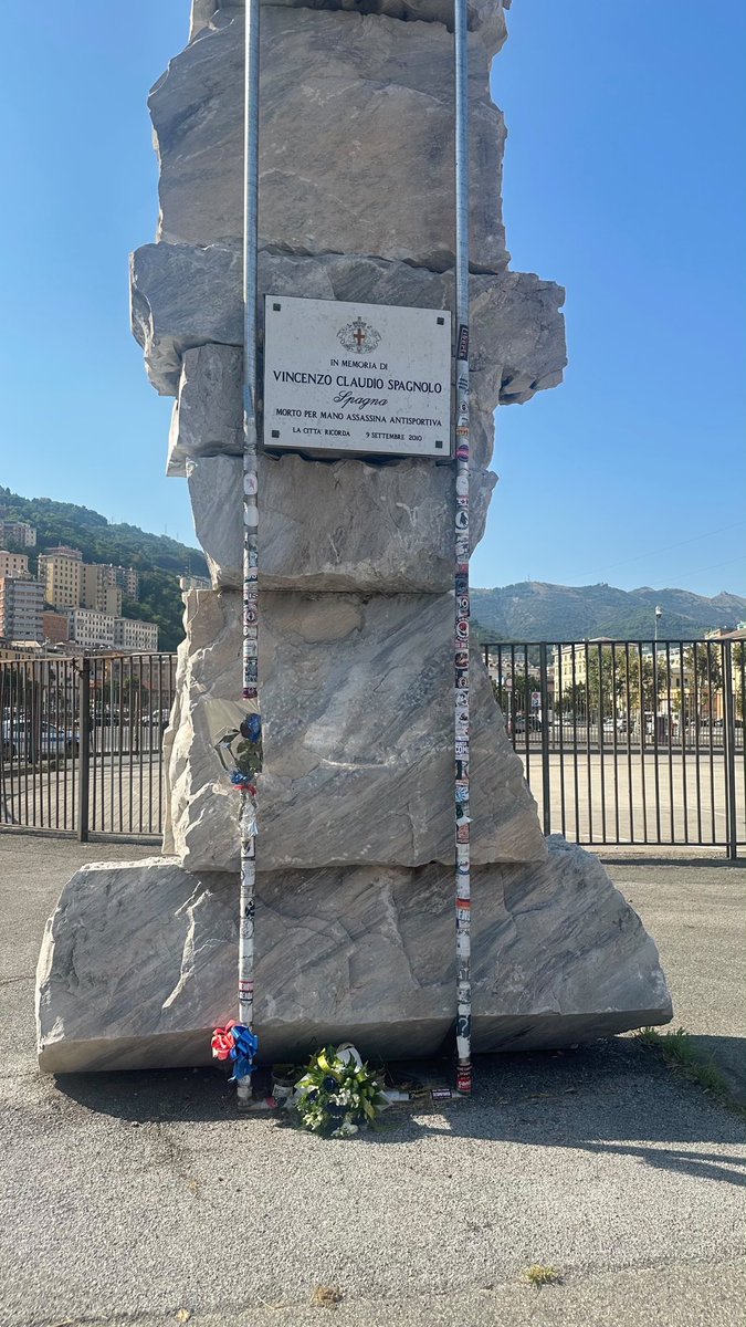 RB1987Oficial's tweet photo. En solidariedade co afeccionado do @GenoaCFC, Claudio Spagnolo, mostramos o noso respecto no día da súa homenaxe.

Porque hai nomes e historias que permanecen para sempre na memoria dunha bancada. Hoxe, dende Genova, sumámonos á lembranza de Claudio. https://t.co/ZGMgRuFYFQ