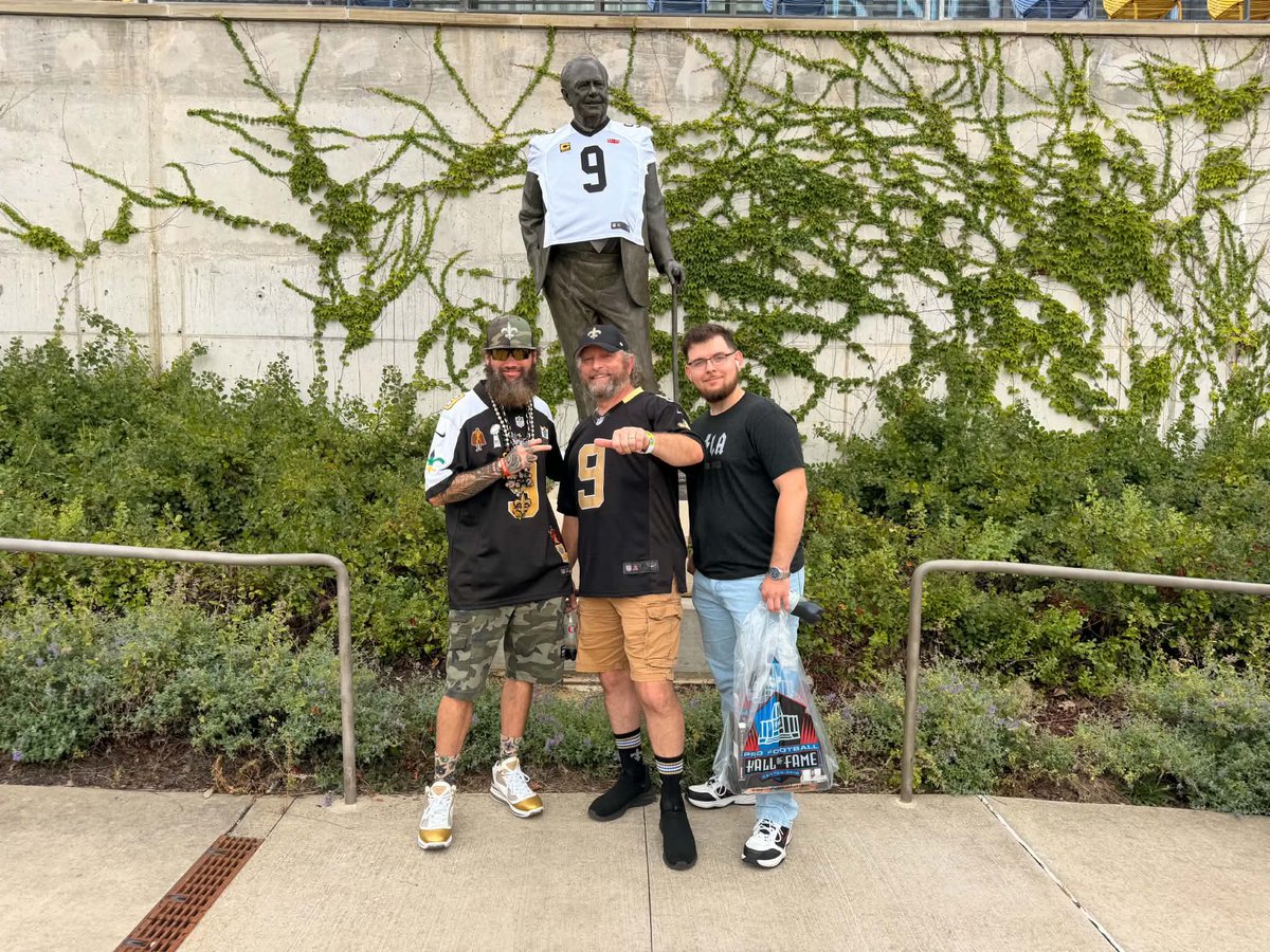 chuckfromNO's tweet photo. Saints fans showing out today… #whodat https://t.co/MezgVvvQqp