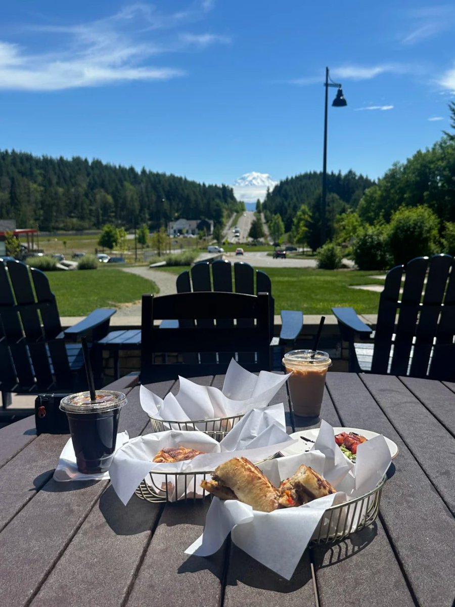 Armacsnnings's tweet photo. The hottest coffee shop in the whole country | Rainier's best photo spot 🏔 https://t.co/9Hi5GlgnnN