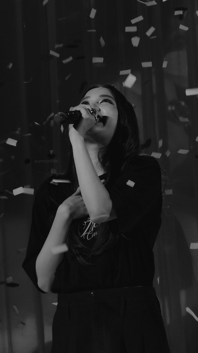 earnznNK's tweet photo. ฟรีนรู้มั๊ย ว่าคอนเสิร์ตปีนี้ มันดีมากๆเลยนะ ทุกๆโชว์ ทุกๆเพลง มันออกมาสมบูรณ์แบบมาก ตื่นเต้นตั้งแต่คอนเซปวันเกิดแล้ว พอมาวันนี้เลยรู้เลยว่า ฟรีนวางแผนทุกอย่างมาดีมากจริงๆ การได้เห็นบนเวที เห็นฟรีนร้องเพลง โคตรมีความสุขอ่ะ ยอมรับว่าน้ำตาซึมร้องไห้เงียบๆไปหลายครั้ง ในใจมันแบบ เห้ย มันเก่งจังเลย เออฟรีนทำได้ และทำได้ดีด้วย ดีใจที่ได้พาตัวเองมาตรงนี้ ได้มาเห็นการเติบโตด้วยตาตัวเองใกล้ๆ รักฟรีนนะ พรุ่งนี้ได้นอนพักแล้วลูก 💙😭 

KNOCK KNOCK ROOM NO.FREEN
#RoomNumberFreen

∞ 🌷 #srchafreen 🌷∞