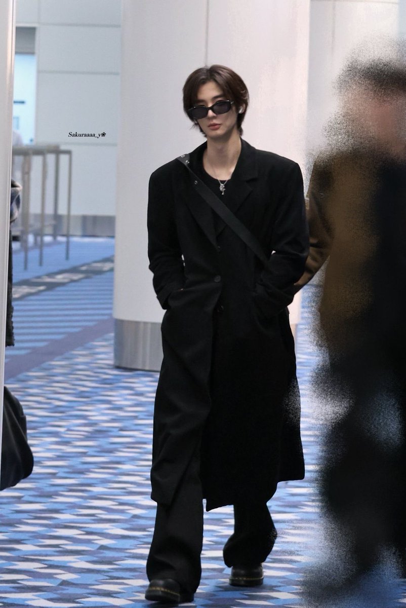 universesre's tweet photo. 트친들아 너네는 죽었는데 이런 저승사자가 벅뚜벅뚜
걸어오고있으면 어떡할거야? https://t.co/5KaIpprptE