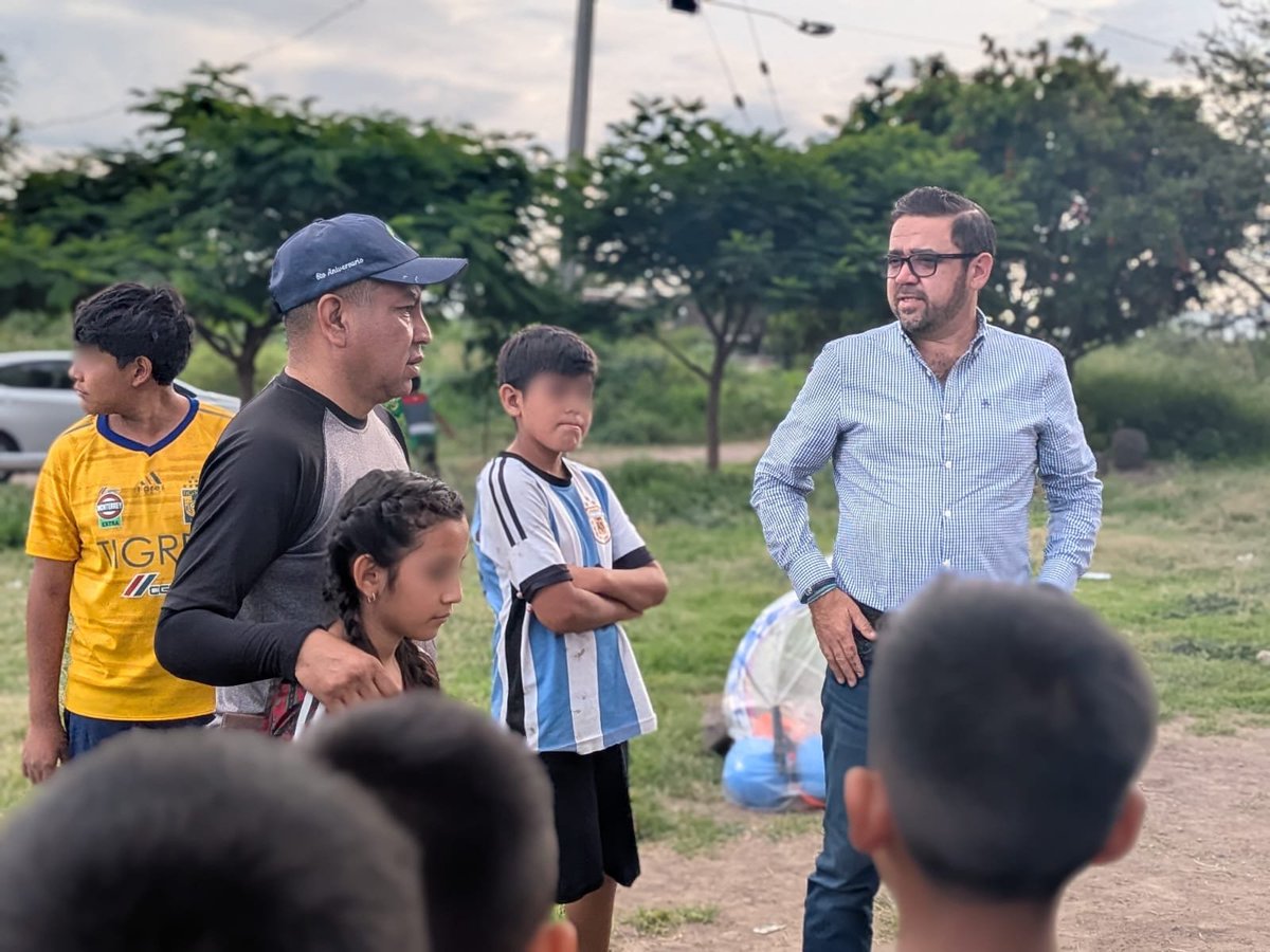 LuisAgVal's tweet photo. ¡Les presentamos al equipo de Cuchicuato! ⚽🏆
Una comunidad más que se suma al primer cuadrangular este 5 y 6 de septiembre. Niñas y niños ya están entrenando para salir a la cancha y divertirse.
¡El deporte nos une! Sigan al tanto para conocer a los próximos dos equipos. https://t.co/xOprnzXC28