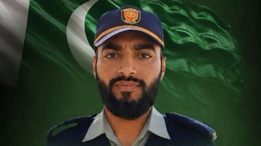 Markhorr313's tweet photo. پولیس کانسٹیبل عاقب کشمیری کی میت کالعدم ایکشن کمیٹی کے پاس تھی اس کے والد جب میت لینے گئے تو مسلحہ افراد ان کو اغواہ کرلیا ۔ ان کو برہنہ کرکے تشدد کا نشانہ بنایا گیا اور اس کی ویڈیوز بناکر دھرنے میں بھیجی گئیں ۔ 4 دن میت ایکشن کمیٹی کے پاس رہی ۔ 

عاقب کشمیری پونچھ میں ایکشن کمیٹی کے دہشتگردوں کی براہ راست فائرنگ سے شدید زخمی ہوا تھا اور زخمی حالت میں جب اس کو ایمبولینس سے اسپتال لے جایا جارہا تھا تو ایکشن کمیٹی نے راستہ بلاک کردیا اور عاقب کشمیری ایمبولینس میں ہی زخموں کی تاب نہ لاکر دم توڑ گیا ۔ 

اس سب کے باوجود سیکیورٹی فورسز نے بہت زیادہ برداشت اور تحمل کا مظاہرہ کیا ہے ۔ جس کی کوئی نظیر نہیں ملتی ۔