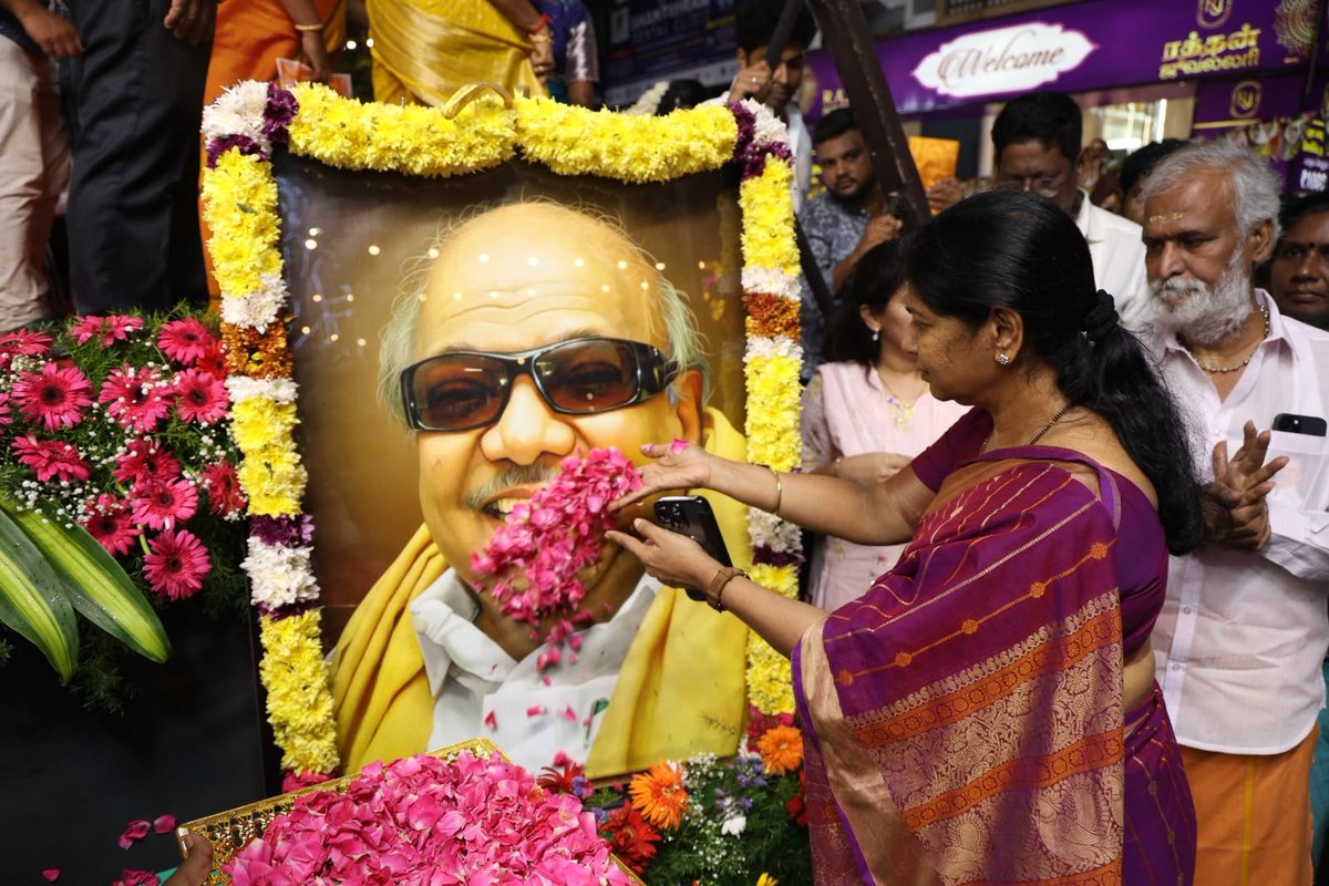 KanimozhiDMK's tweet photo. இன்று சென்னை கிழக்கு மாவட்ட தி.மு.க இளைஞரணி - எழும்பூர் வடக்கு பகுதி சார்பில், தலைவர் கலைஞர் அவர்களின் 8வது ஆண்டு நினைவுநாளை முன்னிட்டு நடைபெற்ற “போர��ளி ஓய்வதில்லை��� பொதுக்கூட்டத்தில் கலந்துகொண்டு உரையாற்றினேன்.

சென்னை கிழக்கு மாவட்டச் செயலாளர் திரு. @PKSekarbabu , கழக மகளிர் அணிச் செயலாளர் திருமிகு.  ஹெலன் டேவிட்சன், மகளிர் தொண்டர் அணிச் செயலாளர் திருமிகு. நாமக்கல் ராணி உள்ளிட்டோர் உடன் பங்கேற்றனர்.