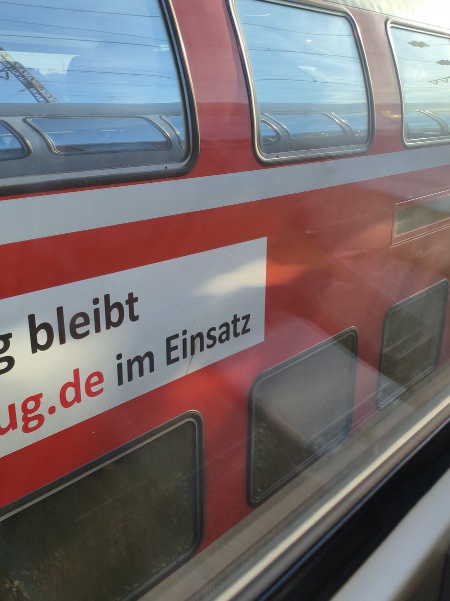 yepieu's tweet photo. Wir stehen kurz vor dem Emder Hauptbahnhof weil Leute Steine auf die Züge schmeißen🤬 Müssen auf die Bundespolizei warten... https://t.co/C7zkFP35Gd