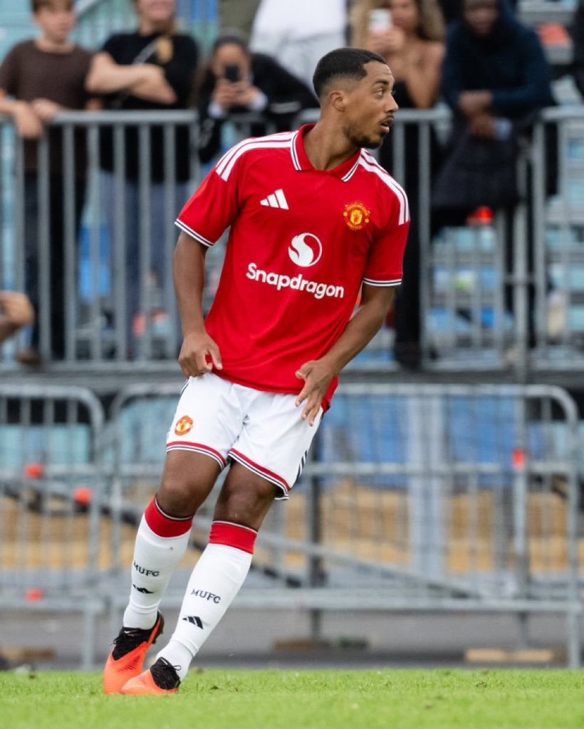 UTDRivon's tweet photo. 🚨 Roy Keane on Youri Tielemans:

“Whoever agreed to a £35m release clause for Tielemans has some serious questions to answer

I’ve watched plenty of players arrive at United with big reputations and then need months to understand what the club demands. With Youri, I’m not seeing that hesitation.

He doesn’t seem interested in hiding behind the easy pass. He wants to break lines, dictate the tempo and get involved.

And when you have a midfielder who can receive the ball under pressure and still play the pass that takes three or four opponents out of the game, you don’t need him to spend half a season ‘adapting.’

He already looks like he belongs here.

For £35 million? If he keeps playing like this, United have got an absolute bargain.

The worrying part for the rest of the league is that I think we’re only seeing the beginning.”