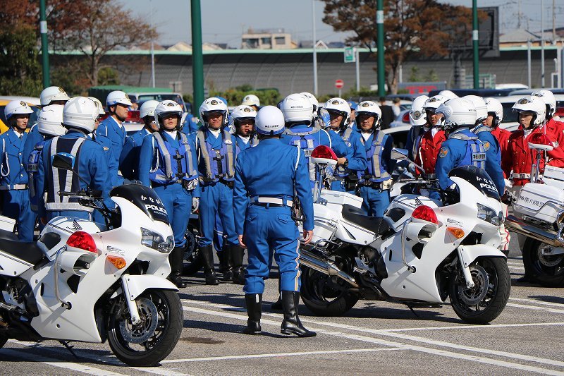 nai__SW's tweet photo. 外に警察が大勢来てんだけど！？

警察「事件の通報を受けまして」

ラブマシーンが虚偽通報したんだ

警察「ヤをアと書いた犯人は？」

サイゼリヤ警察かよお前ら
現地来て何すんだよ帰れよ

警察「それはヒアリではありませんパソコンです」

うるせえよヒアリ警察
5秒スマホ触れば済むだろどっちも https://t.co/xIst03D682