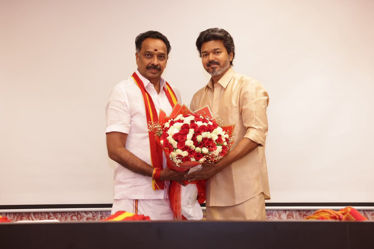 OfficeofminMRV's tweet photo. தமிழக வெற்றிக் கழகத்தின் கழக துணை பொதுச் செயலாளர் மற்றும் 
#கரூர் மாவட்ட அமைப்புச் செயலாளராக என்னை நியமனம் செய்து 
கரூர் மாவட்டத்தின் மக்களுக்காகவும்,கழகத்தின் வளர்ச்சிக்காகவும் தொடர்ந்து களத்தில் நின்று பணியாற்றும் வாய்ப்பை வழங்கிய தமிழக வெற்றிக் கழகத் தலைவர், மாண்புமிகு தமிழ்நாடு முதலமைச்சர் @TVKVijayHQ அவர்களுக்கும் மாண்புமிகு கழகப் பொதுச் செயலாளர்  
@BussyAnand அவர்களுக்கும் எனது நெஞ்சார்ந்த நன்றிகளைத் தெரிவித்துக் கொள்கிறேன்.

நம் தமிழ்நாட்டில் புதிய அரசியல் பாதையை உருவாக்கி,இளைஞர்களின் நம்பிக்கையையும்,மக்களின் எதிர்பார்ப்புகளையும் பூர்த்தி செய்து தமிழ்நாட்டை வளர்ச்சிப் பாதையில் முன்னெடுத்துச் செல்லும் வெற்றித் தலைவரின் தலைமையில் கழக வளர்ச்சிக்கும் மக்கள் நலனுக்கும் என்றும் 
அர்ப்பணிப்புடன் செயல்படுவேன். 
#TVK #CMVIJAY #KARUR