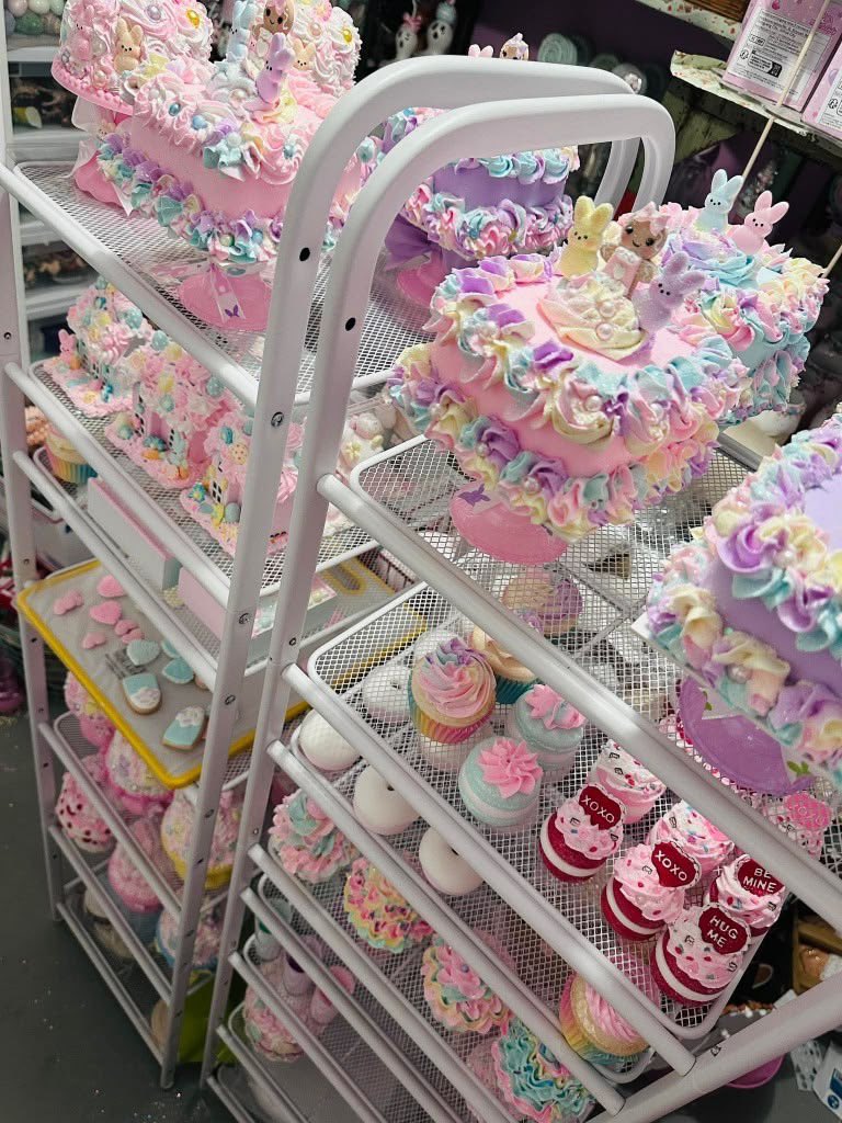 bearberryvee's tweet photo. i love treats that look almost too decorative to be food https://t.co/IbxOoVAYUJ
