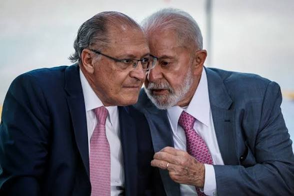 EleicaoBr2026's tweet photo. 🚨URGENTE: Novo pede ao TSE cassação da chapa Lula-Alckmin por desfile da Acadêmicos de Niterói

O partido Novo apresentou ao TSE uma ação pedindo a cassação dos registros e a inelegibilidade por oito anos de Lula e Geraldo Alckmin, sob acusação de abuso de poder político e econômico no desfile da Acadêmicos de Niterói, que homenageou o presidente no Carnaval deste ano. Segundo os advogados da legenda, a escola recebeu R$ 9,6 milhões, com R$ 4 milhões vindos da Prefeitura de Niterói e o restante de outros órgãos públicos, incluindo a Embratur.