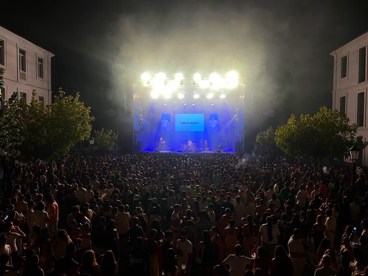 Ayto_SanRoque's tweet photo. Los Yakis y Tatiana Delalvz llenan la Plaza de las Constituciones 
Los madrileños Los Yakis y la algecireña Tatiana Delalvz actúan en la noche de este sábado en el último concierto del ciclo San Roque es Música, que organiza la Delegación de Juventud del Ayuntamiento de San Roque. El público ha llenado la Plaza de las Constituciones desde minutos antes de iniciarse una velada con mucho flamenco, salsa, pop y ritmos latinos. La noche se cerrará con el Dj local Michael Thin.

CANAL SAN ROQUE & MULTIMEDIA RTVM
MÁS VÍDEOS Y NOTICIAS EN:
https://t.co/QiLc9OWq7e
https://t.co/SJwJ1wANBu