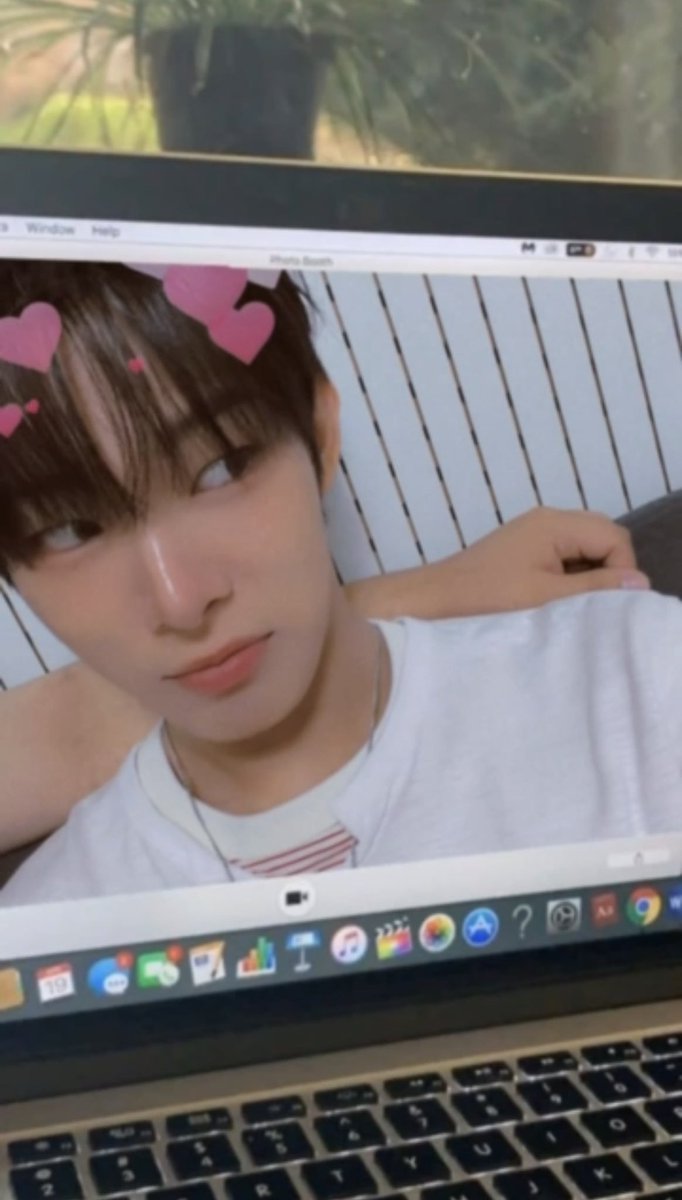 1chuu3's tweet photo. IM GOING CRAZY WHY'S BRO A CUTIE WTF https://t.co/k3TBTSm1j3
