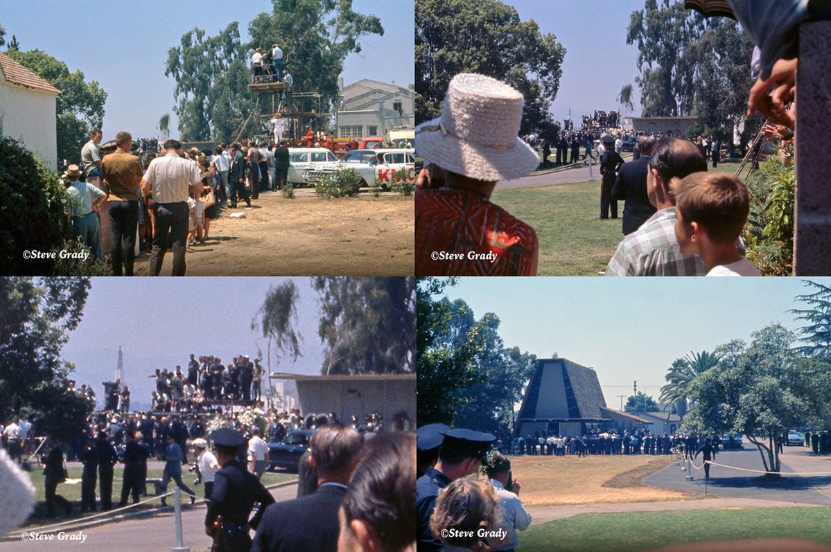 MarilynMexico's tweet photo. Un puñado de fotografías en color, inéditas hasta hace poco, revelan una perspectiva distinta del funeral de Marilyn Monroe de aquel 8 de agosto de 1962. Detrás de la lente no había un fotorreportero profesional, sino un chico llamado Steve Grady, un aficionado de apenas 22 años que saltó la cerca del cementerio, logrando inmortalizar a color la conmovedora despedida de Marilyn.
