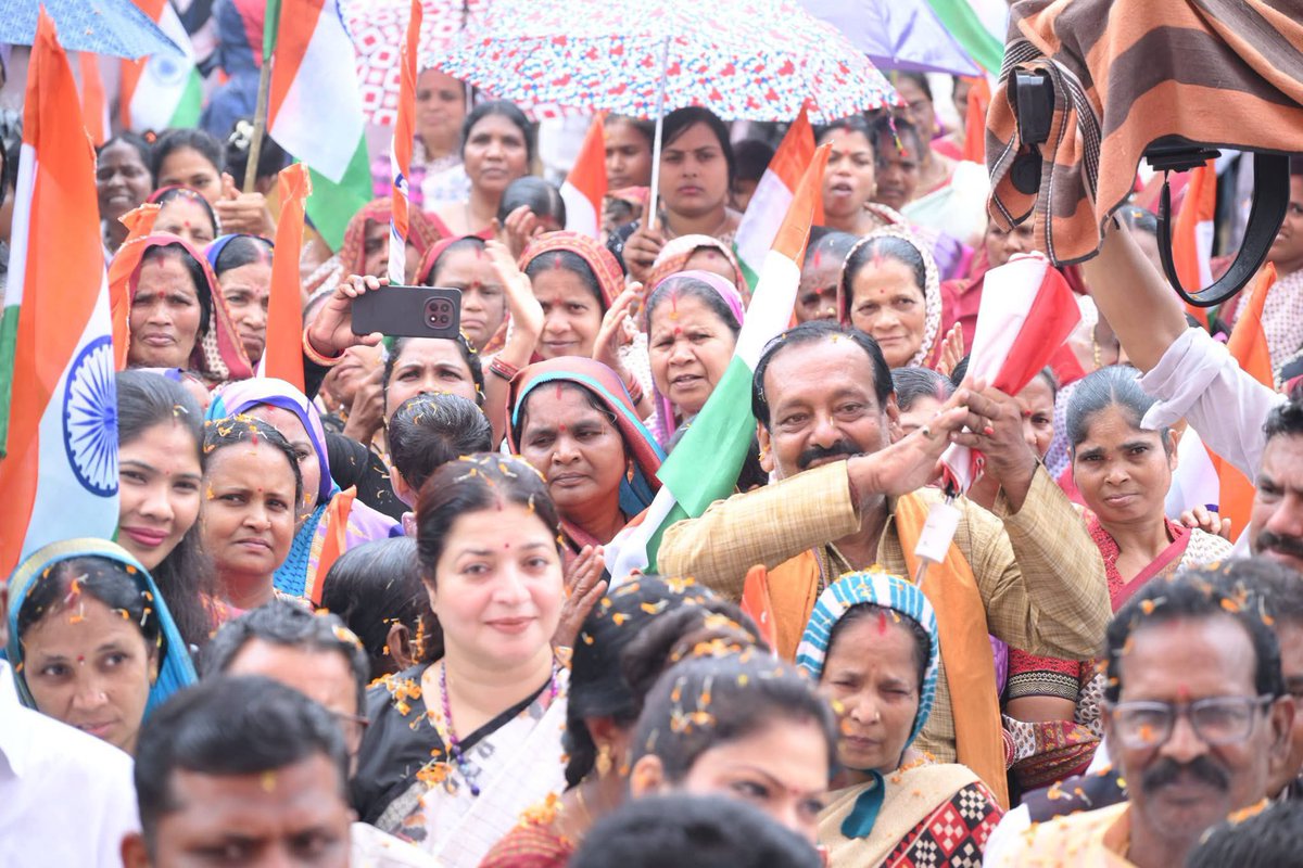 AprajitaSarangi's tweet photo. TIRANGA 🇮🇳 YATRA

On the streets of Koraput yesterday.

On the invitation of Staff of Semiliguda College, Koraput, I took part in the 41st Foundation Day Celebrations of the Institution.
Relived fond memories of my wonderful tenure as Collector,Koraput- 26 years back. https://t.co/Bq03Ms18Np