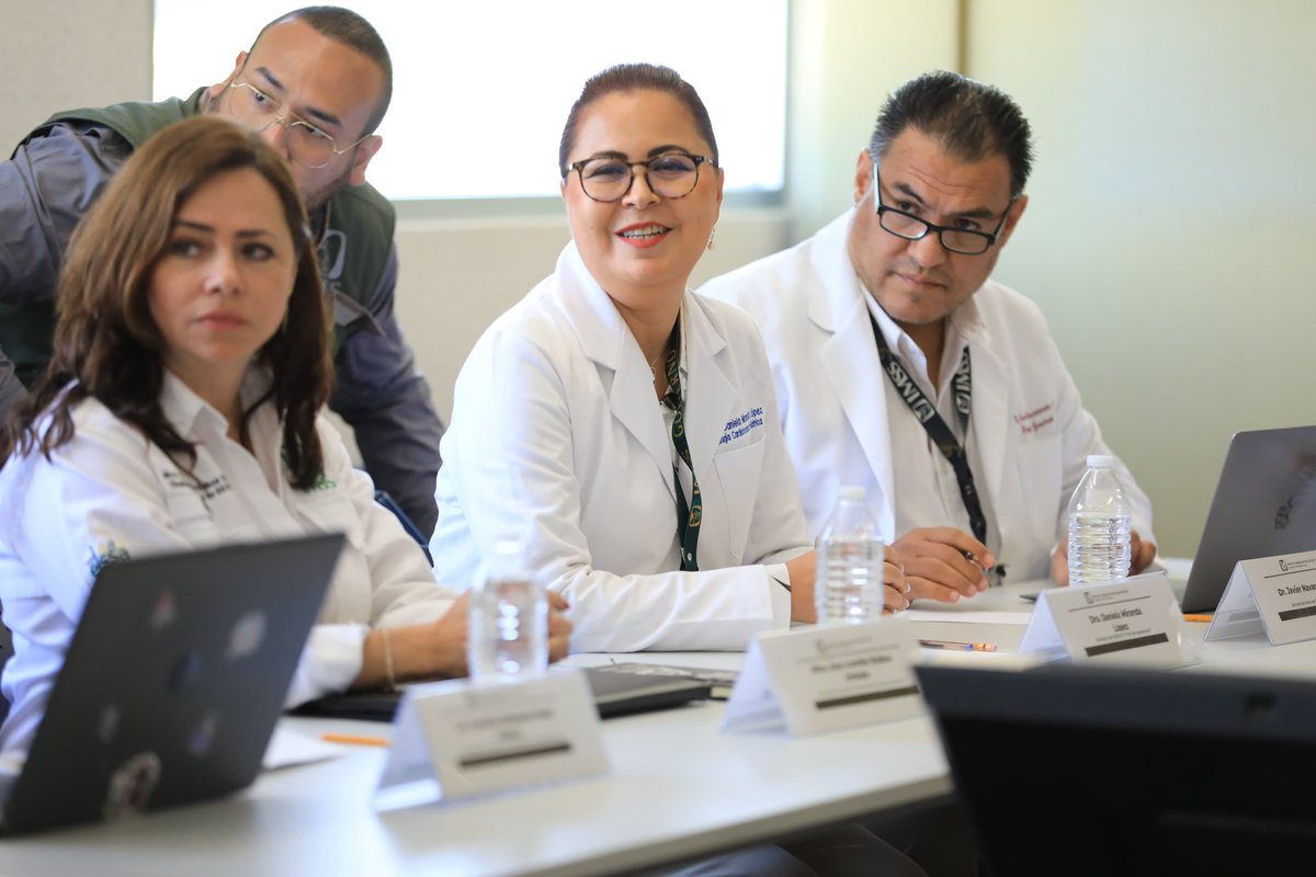 zoerobledo's tweet photo. 🤝 Nos reunimos con el Dr. Hermilo Domínguez, delegado del @IMSSchiapas, y su cuerpo de gobierno para dar seguimiento a temas que son prioridad para las y los chiapanecos.

🏥 Revisamos la estrategia de mejora en áreas de urgencias, fortalecimiento del IMSS-Coplamar, Trato Digno en todas nuestras unidades y supervisión del abasto de medicamentos, con el objetivo de que cada uno de estos esfuerzos se traduzca en mejores servicios y una atención más cercana.

Seguimos trabajando para que la transformación de @Tu_IMSS se sienta en cada unidad y en cada comunidad de #Chiapas. 💚