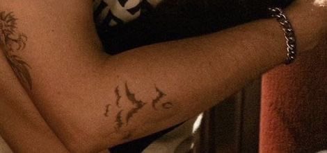 sllyerrday_'s tweet photo. i will never move on from this pic. eddie’s arm.. eddie’s tattoos.. https://t.co/MvIE4mE0Wz
