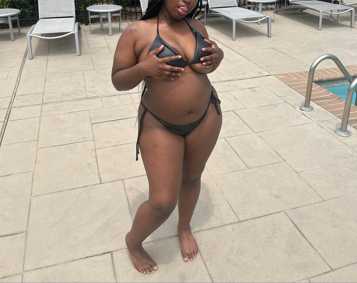 LuvUsHard's tweet photo. Suns out Buns out 😩🫧( new videos uploading tonight )  #sexy https://t.co/glv5jkJ39F
