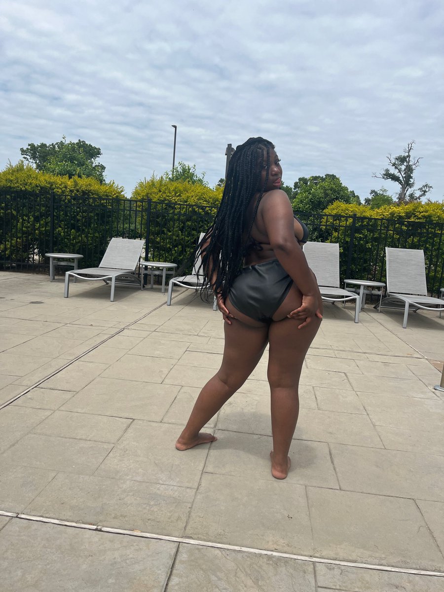 LuvUsHard's tweet photo. Suns out Buns out 😩🫧( new videos uploading tonight )  #sexy https://t.co/glv5jkJ39F