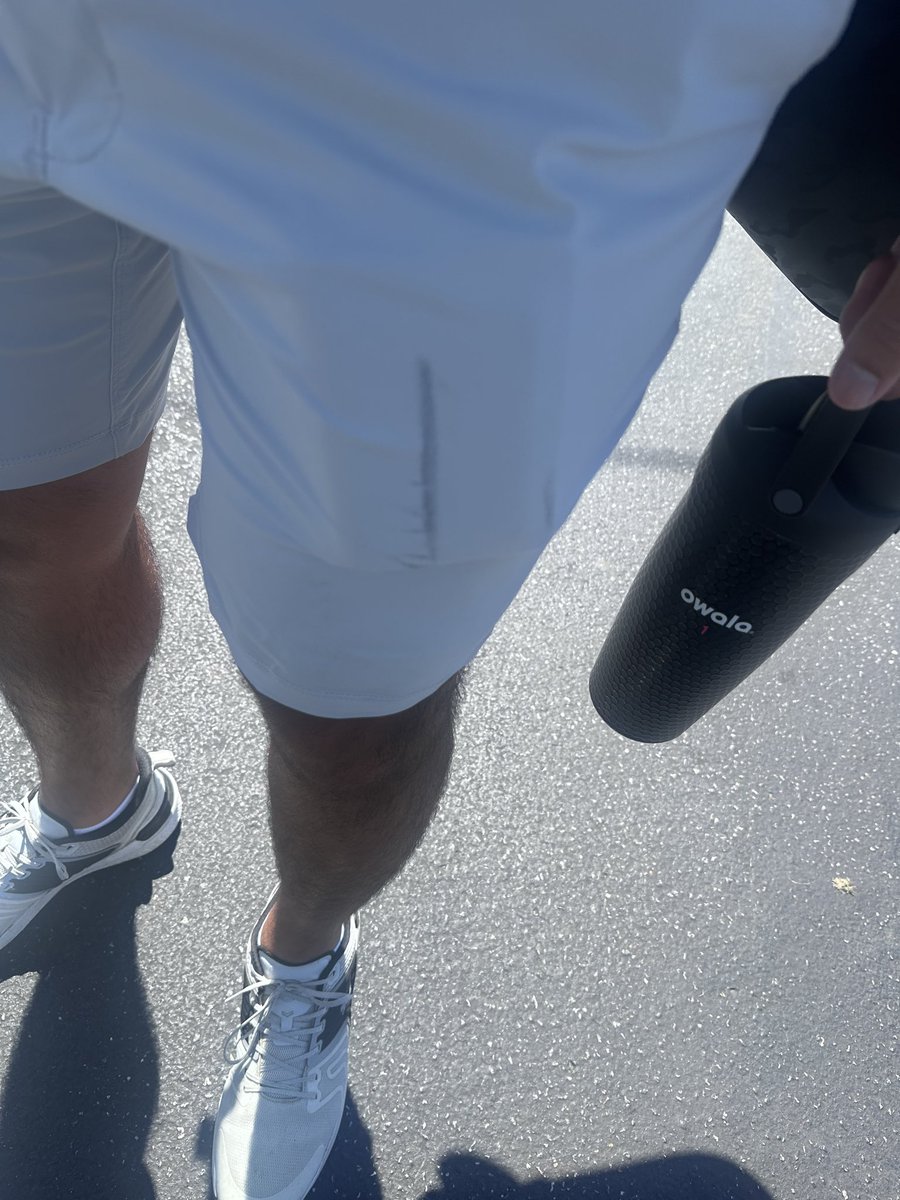jdart101's tweet photo. I HAVENT EVEN STEPPED FOOT ON THE GOLF COURSE YET FUKKKKLLZKFJSKSBJS https://t.co/1Mw6my0Yvy