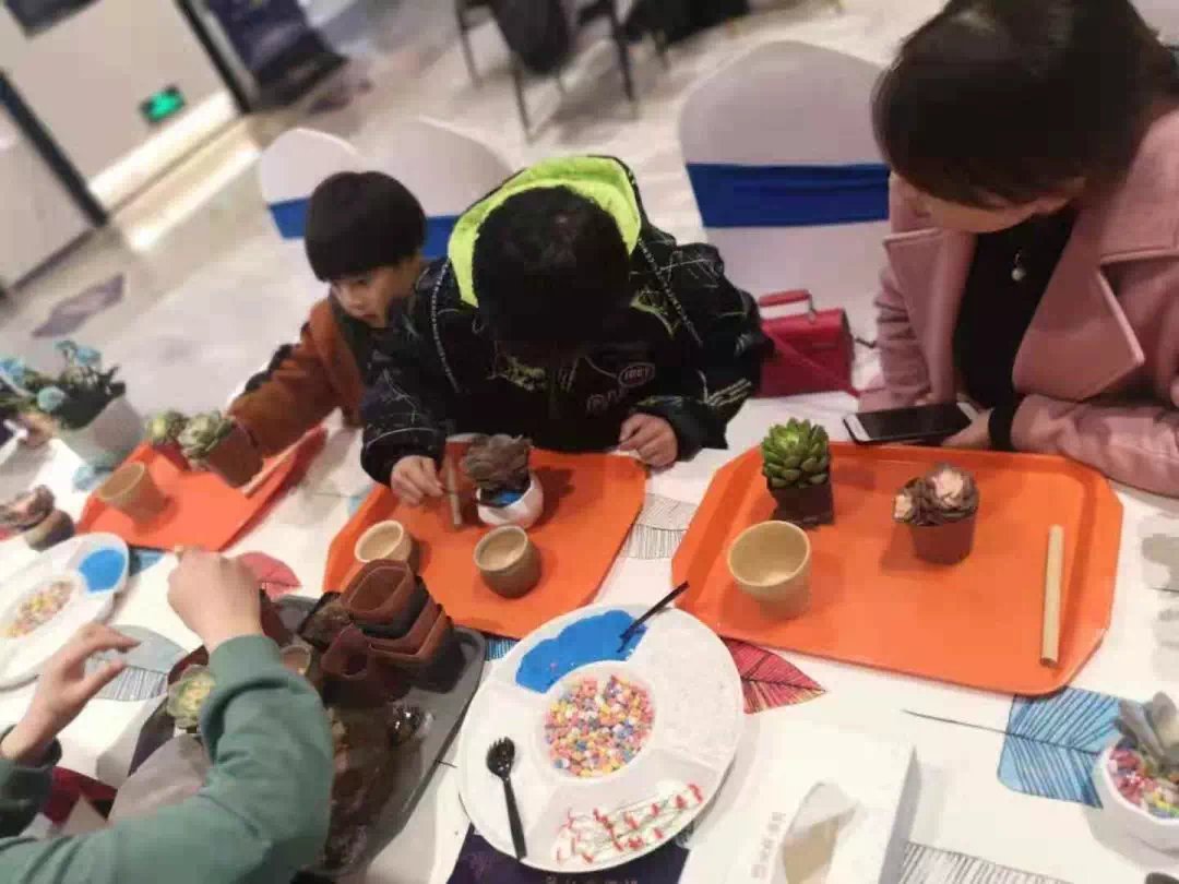 6egdeo's tweet photo. 本周六上午9点，社区中心花园将举办亲子手工市集，免费做帆布袋DIY、换闲置玩具，还能领多肉小苗，快带娃来玩呀～ https://t.co/z2rJRzl6bn