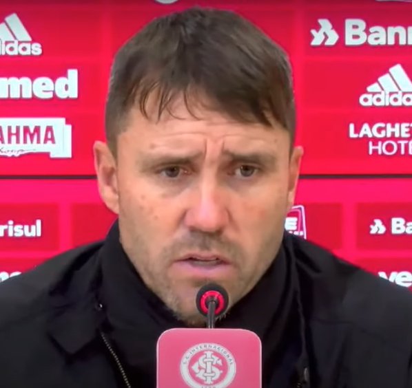 _crisenberg_'s tweet photo. Coudet llegó a River el semestre anterior agarrando un equipo que jugaba mal y perdía mucho. Lo "acomodó" y dejó de perder tanto aunque perdió los dos partidos que tenía que ganar. Empezó este semestre y este equipo no solo que juega peor sino que perdió todos los partidos. Un equipo sin alma, sin ideas, sin nada. Un dt sin autoridad, cabizbajo y sin explicaciones. Empeoró aún más el equipo a pesar de haber gastado 70 millones de dólares. Se tiene que ir o lo tienen que echar, no hay otra.