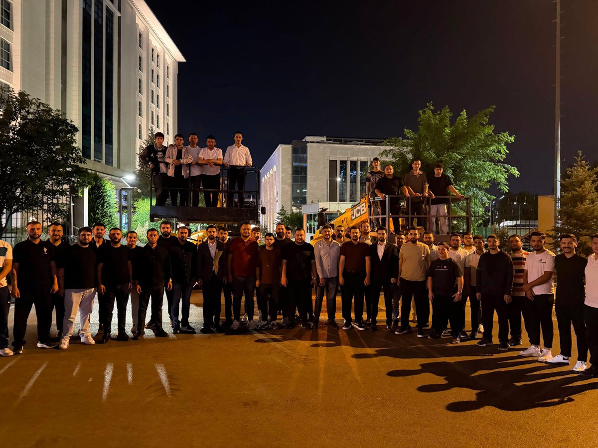 fethi_duygulu06's tweet photo. Ankara’nın dört bir yanında aynı heyecan, aynı inanç, aynı dava! 🇹🇷

14 Ağustos AK Parti’mizin kuruluş yıl dönümü için bayraklarımızı asıyor, şehrimizi kuruluş coşkusuyla donatıyoruz.

Ak Gençlik Ankara sahada!

Davamızın bayrağı daima zirvede. 🇹🇷 https://t.co/xRQ76cDIMf