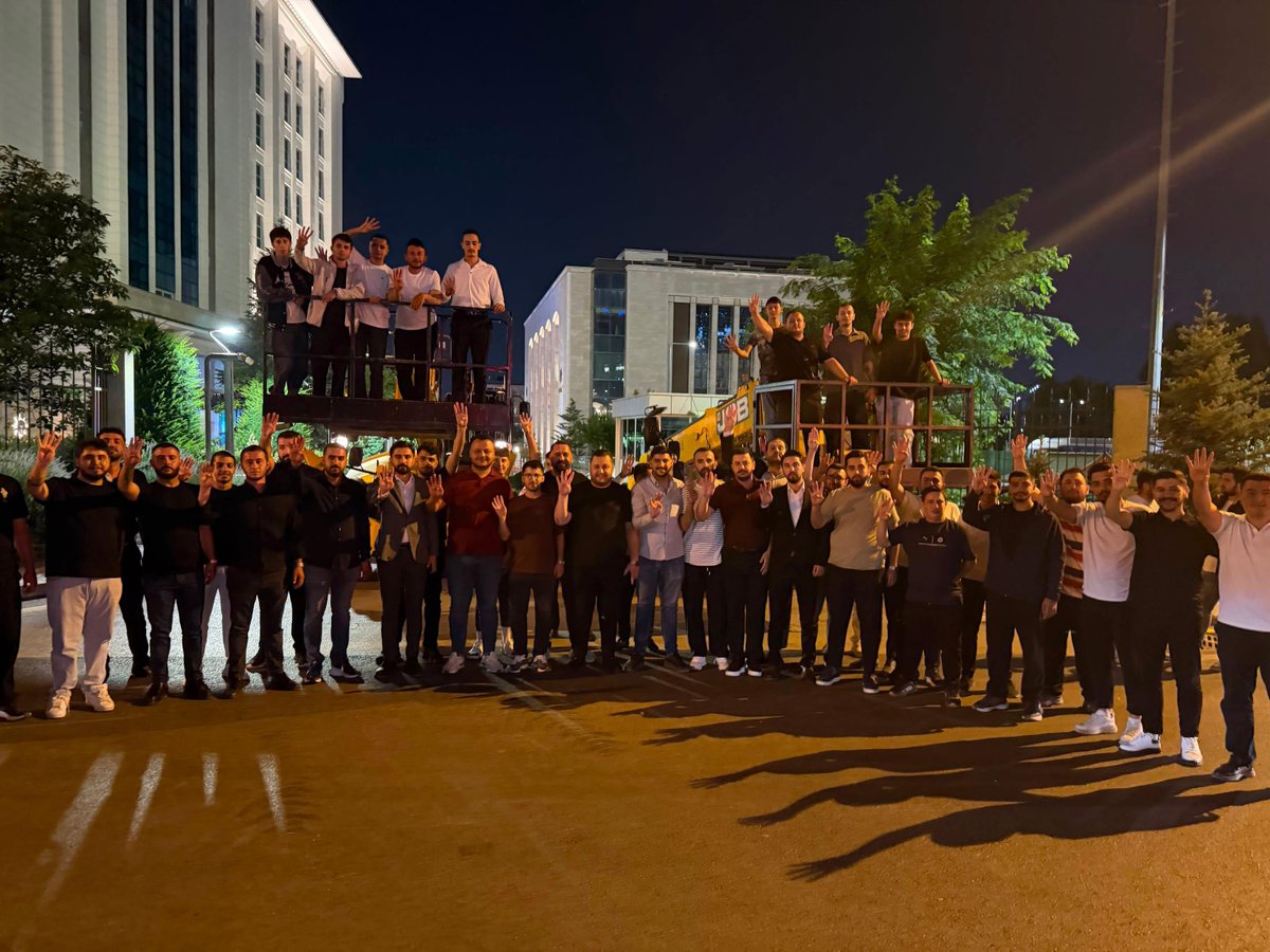 fethi_duygulu06's tweet photo. Ankara’nın dört bir yanında aynı heyecan, aynı inanç, aynı dava! 🇹🇷

14 Ağustos AK Parti’mizin kuruluş yıl dönümü için bayraklarımızı asıyor, şehrimizi kuruluş coşkusuyla donatıyoruz.

Ak Gençlik Ankara sahada!

Davamızın bayrağı daima zirvede. 🇹🇷 https://t.co/xRQ76cDIMf