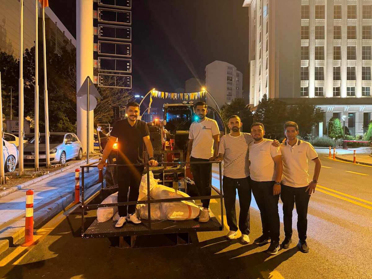 fethi_duygulu06's tweet photo. Ankara’nın dört bir yanında aynı heyecan, aynı inanç, aynı dava! 🇹🇷

14 Ağustos AK Parti’mizin kuruluş yıl dönümü için bayraklarımızı asıyor, şehrimizi kuruluş coşkusuyla donatıyoruz.

Ak Gençlik Ankara sahada!

Davamızın bayrağı daima zirvede. 🇹🇷 https://t.co/xRQ76cDIMf