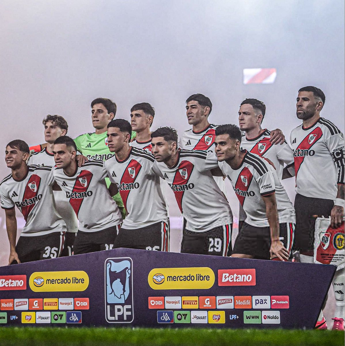 AtaqueFutbolero's tweet photo. ⚠️ River llegó a ¡¡4 DERROTAS CONSECUTIVAS!! en el inicio de un torneo por PRIMERA VEZ en TODA LA HISTORIA DEL PROFESIONALISMO.

⛔️ Además, es la PRIMERA VEZ que NO CONVIERTE NINGÚN GOL en los primeros cuatro partidos de un torneo en TODA LA HISTORIA.

Le pasó UNA SOLA VEZ en el AMATEURISMO hace ya ¡¡120 AÑOS!! ‼️

Vía @lahistoriariver.