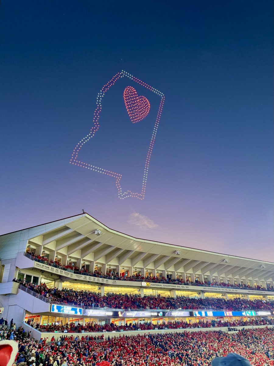 thematttaylor's tweet photo. @GoodyearBlimp https://t.co/4P7LfN20ys