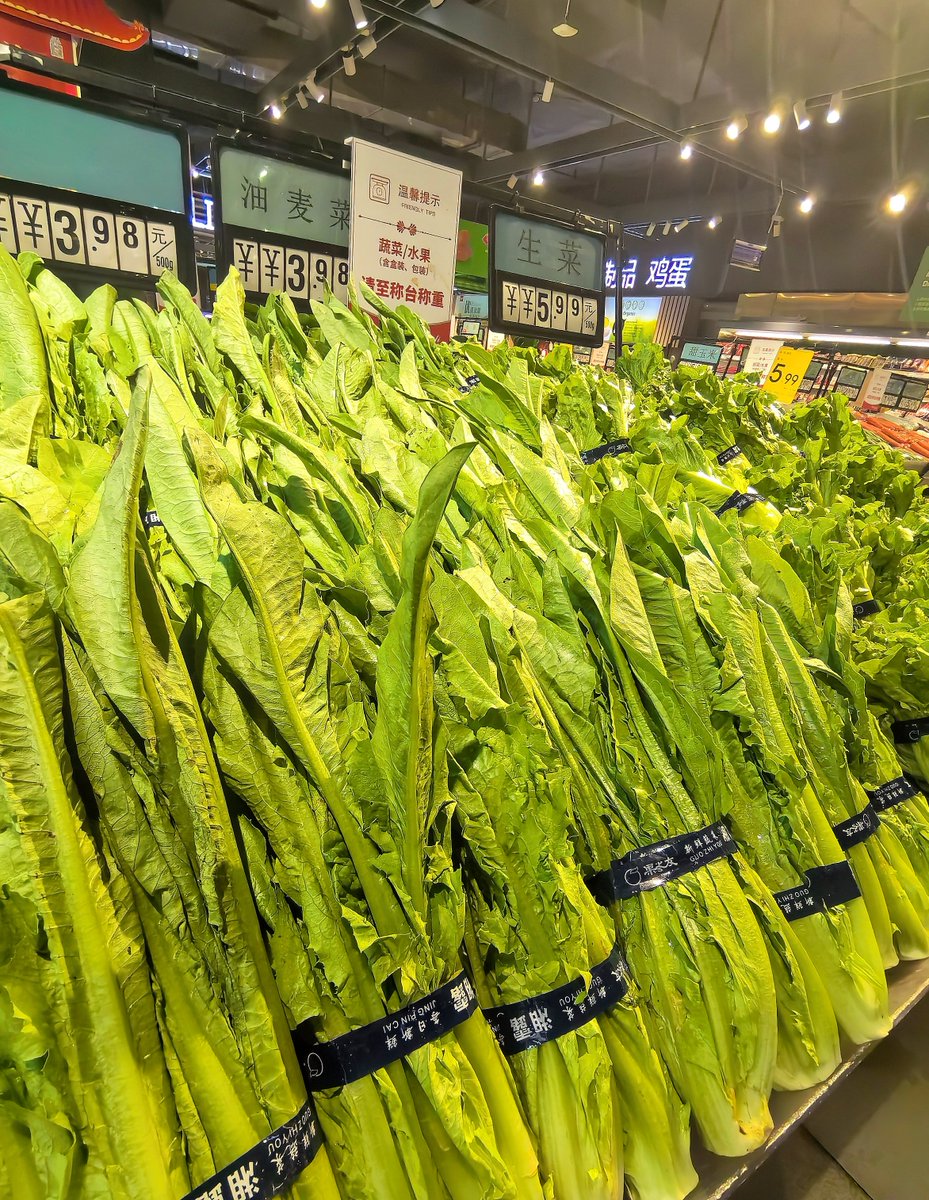 Linjello's tweet photo. Stock up on fresh, local spinach, juicy tomatoes and creamy avocados today—perfect for a quick weeknight salad! https://t.co/lB1ifX6EkI