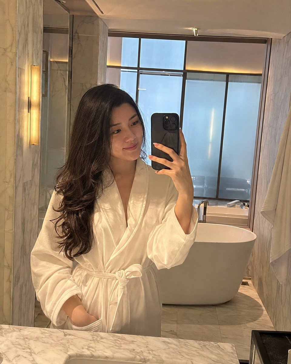 PromptMuseey's tweet photo. ChatGpt Image
#Prompt in the comment🔥
Getting ready
#AIPortrait #AIImages #RealisticAI #CGBeauty #AICommunity #DigitalArt #VisualArt #TrendingAI #ExplorePage #StudioPhotography #bokep #ModelPhotography #LuxuryVibes #HighFashion #CinematicPortrait #ArtOfAI #DreamWardrobe #Chindo #jakarta #indonesia #singapore #ElegantLook #ModernFashion #Photorealism #FictionalCharacter