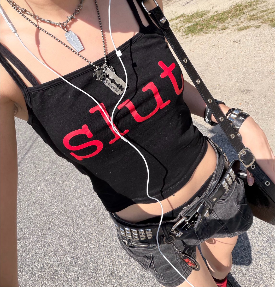 rubbrdolly's tweet photo. went to pick up blunt wraps earlier n was confused why i was getting stares, until i got to the corner store n cashier is jus like "U and this fucking shirt man u gotta stop wearing that" N throws the wraps in my face https://t.co/sLA11GSmz2